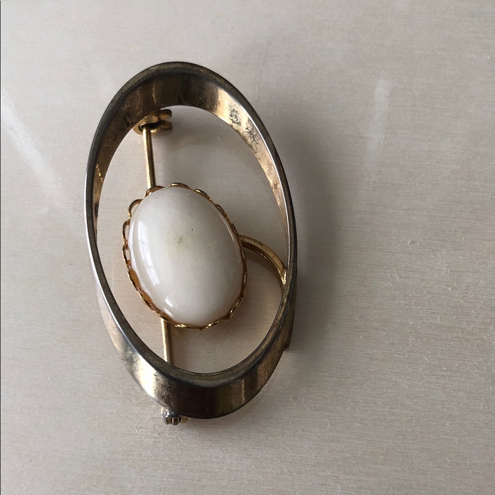 Gold tone metal and Cream Brooch